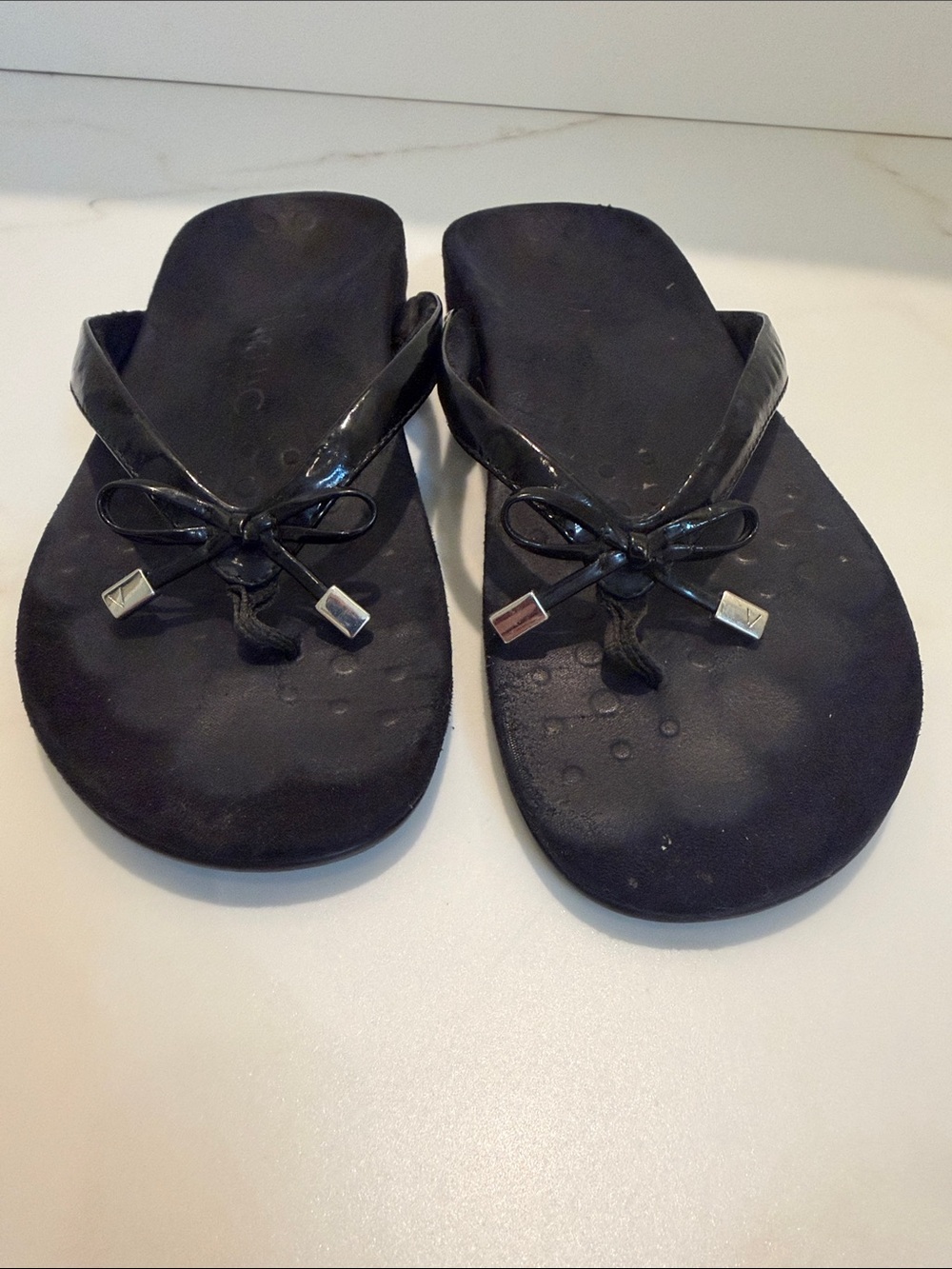 Vionic Black Bow Thong Sandals